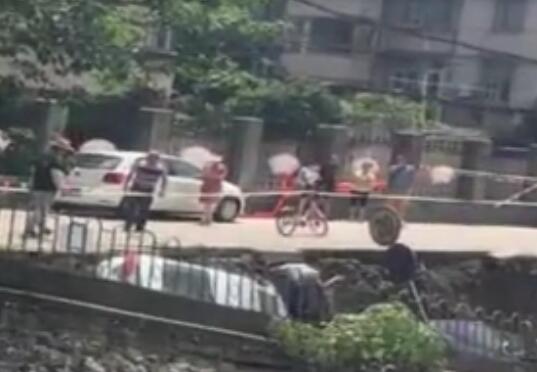 惊悚实拍!杭州西溪河堤塌方 谁来担责?车险赔吗?2辆车掉入河里