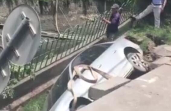 惊悚实拍!杭州西溪河堤塌方 谁来担责?车险赔吗?2辆车掉入河里