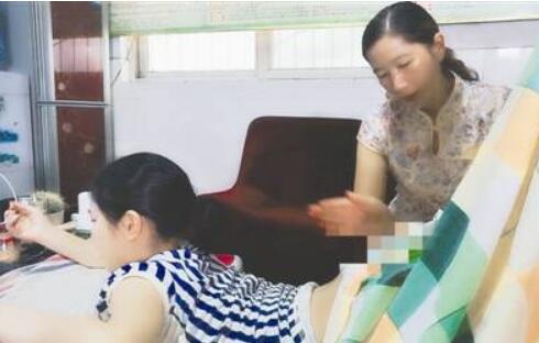 心酸!女孩患病腿脚腐烂 18岁