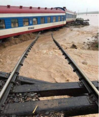 洪水冲毁路基，蒙古国列车脱轨 车上