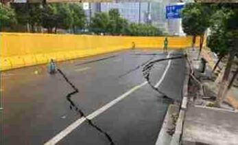 触目惊心！南昌路面突发塌陷 地面出现大面积塌陷裂痕