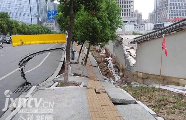 南昌路面突发塌陷整排树木轰然倒塌 现场抢修正紧张展开