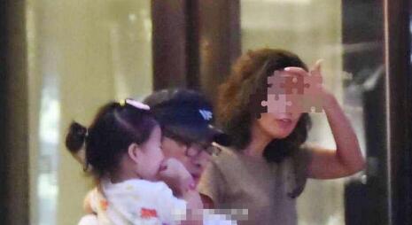 养眼！汪峰全家聚餐 国际章带小苹果和醒醒三美女出镜