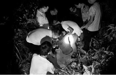 现实版鲁滨逊！男子被困野果求生 吃昆虫喝山泉瘦骨嶙峋