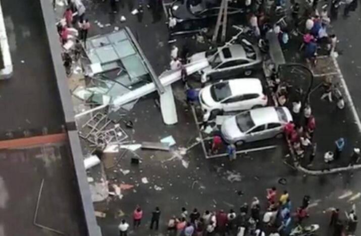 15日8:10左右:沈阳烧烤店爆炸墙体崩塌面目全