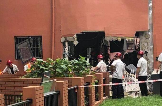 15日8:10左右：沈阳烧烤店爆炸墙体崩塌面目全非 一人死亡