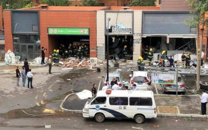 15日8:10左右：沈阳烧烤店爆炸墙体崩塌面目全非 一人死亡