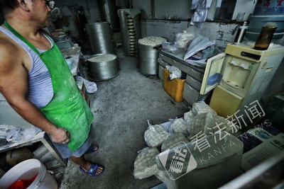 胆小慎入！黑盒饭窝点曝光 你买的10块钱外卖可能出自这种恶心的地方