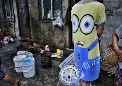 胆小慎入！黑盒饭窝点曝光 你买的10块钱外卖可能出自这种恶心的地方