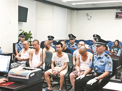 真相来了！团伙打折胳膊碰瓷究竟咋回事 背后详情浮出水面