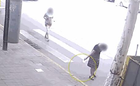离奇一幕！西安回应拍照烟头 女子为何街边扔烟头并拍照