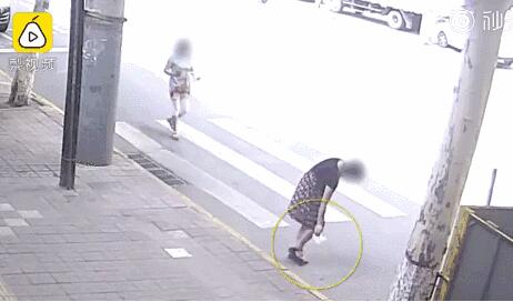 真相来啦！西安回应拍照烟头 女子街头倒烟头隐藏什么目的