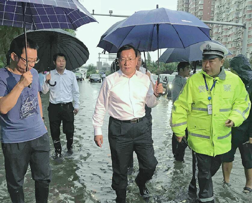 王忠林察看強降雨天氣道路積水情況時強調 應對汛情“寧可十防九空、不能失防萬一”