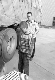 吓skr人！男孩扒车底8小时 一个人孤单具体怎么回事