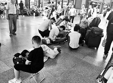 引争议！北京站设收费休息厅 坐在地上候车具体怎么回事