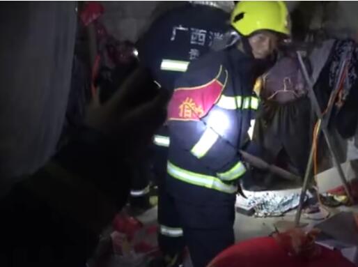 真相细思极恐!眼镜蛇钻老人被窝究竟怎么回事?背后原因及详情毛骨悚然