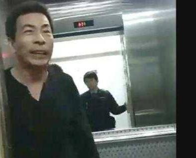 知名艺人周杰伦的亲叔叔抓女邻居头部撞墙 还骂其是“狗”