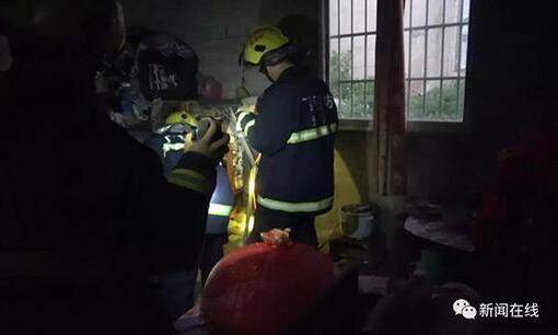 广西贵港市:眼镜蛇钻老人被窝 一股凉意向全身袭来