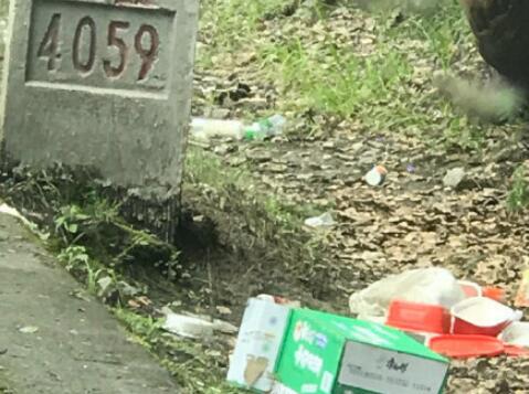良心不痛吗?最美天路垃圾成山 网友:不懂文明旅游就别去祸害了
