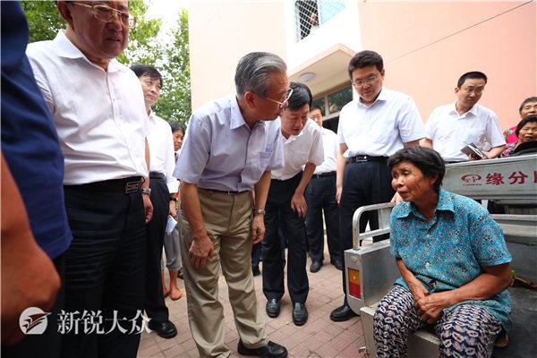 省领导到潍坊市察看暴雨灾情看望慰问受灾群众