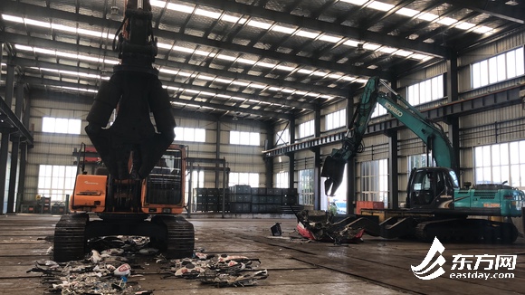 场面壮观!上海销毁克隆出租车 400辆汽车叠罗汉转瞬间被销毁成渣