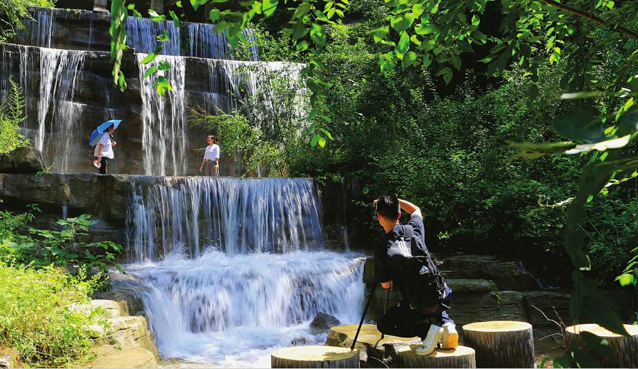 红叶谷里泉水叮咚别有意境