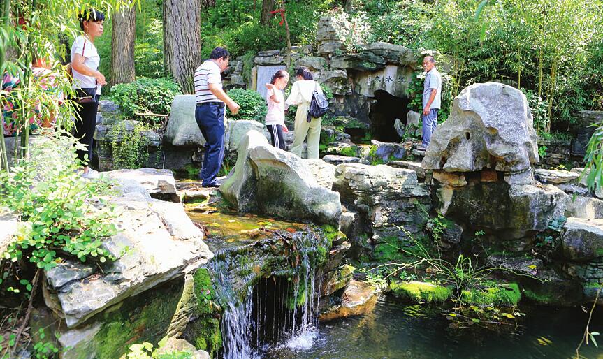 红叶谷里泉水叮咚别有意境