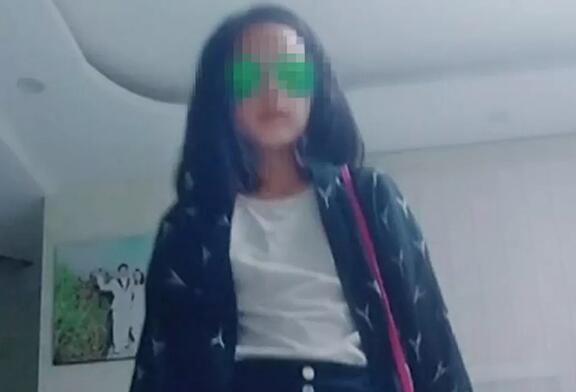“中了抖音的毒”,是最近人们常常挂在嘴边的一句话。殊不知,正值暑期,不少孩子也“中毒颇深”,让家长手足无措。近日,武汉多名家长读者反映,自家孩子沉迷“抖音”,他们或是模仿短视频里的夸张动作;或是浓妆艳抹扭来扭去;或是加数十个广告群、兼职群等,每天乐此不疲地跟各种人互动,甚至还做起了“生意”;或是为了涨粉无所不用其极。 为引人关注 9岁女孩浓妆艳抹故作娇柔 “看到她对着手机抛媚眼,扭