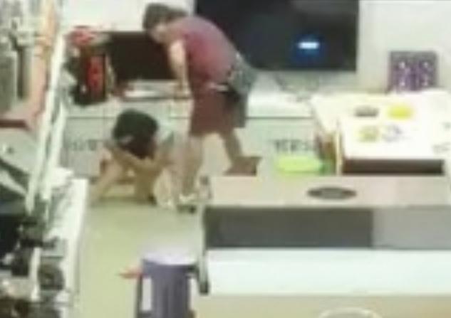 哭跪求饶也没用?女童被继母暴打 用拖鞋扇脸背后真相具体怎么回事?