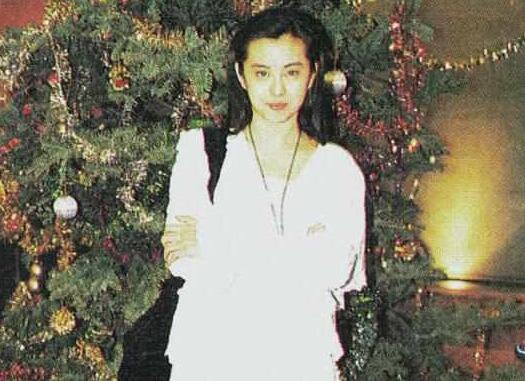 超吸睛！王祖贤全家照曝光 女神继承了大长腿和高颜值