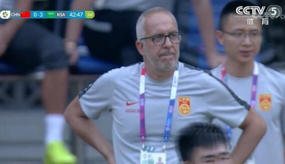 打懵了!U23国足半场0-3沙特 马达洛尼说的弱点到底找到没有