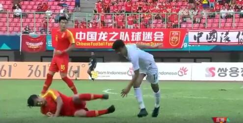 痛skr人!张玉宁受伤 与沙特球员对脚落地堪比内马尔滚