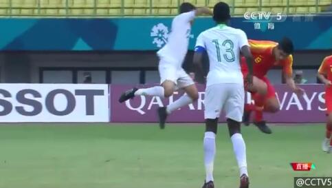 痛skr人!张玉宁受伤 与沙特球员对脚落地堪比内马尔滚