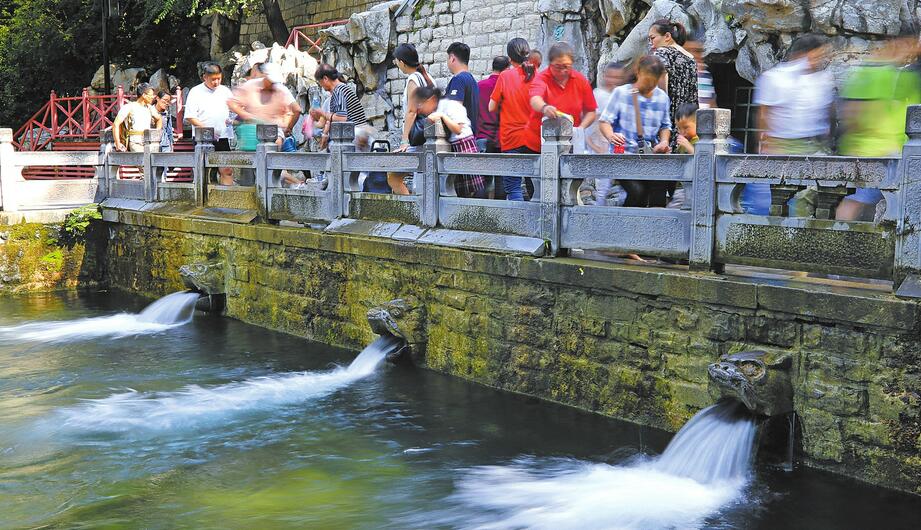 初秋泉水游火爆