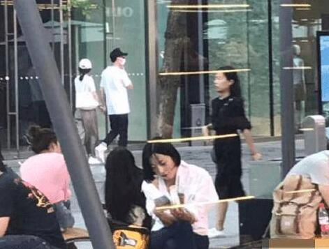 曝赵丽颖冯绍峰大方牵手逛街，豪买十几万元衣服，要公布恋情了？