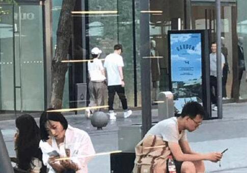 曝赵丽颖冯绍峰大方牵手逛街，豪买十几万元衣服，要公布恋情了？