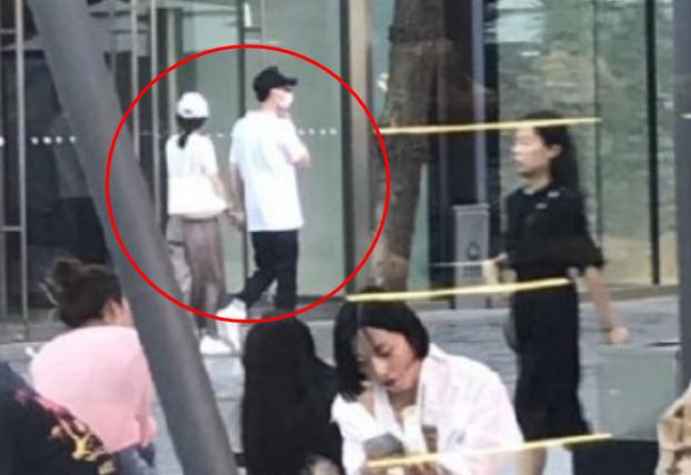 背影就石锤?冯绍峰赵丽颖牵手逛街 