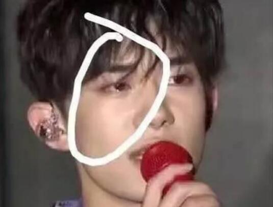 吓skr人!王源眼睛疑受伤 5周年演唱会