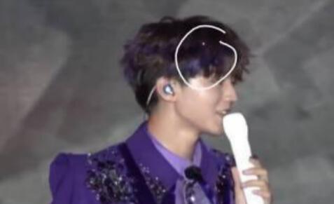 吓skr人!王源眼睛疑受伤 5周年演唱会