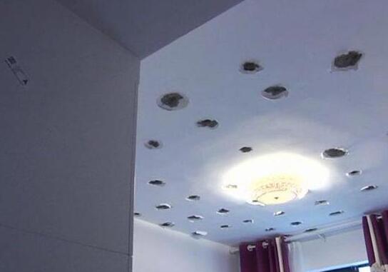 真相来了!天花板现66个洞究竟怎么回事?背后原因及详情匪夷所思