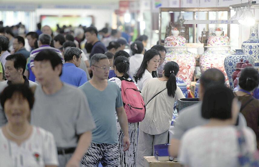 “秋老虎”挡不住观展热情 “艺”起来“打卡”