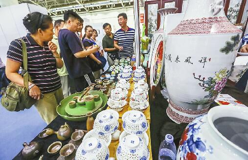 艺博会第二天人气更旺 知名书法家作品零元起拍