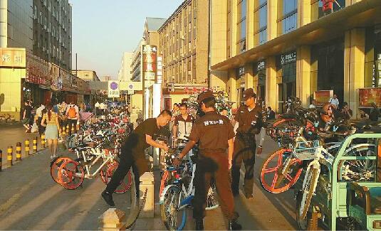 火车站日清千余辆共享单车 电子围栏难落地靠人力能撑多久