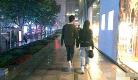郑爽被批不会拥有感情 张恒发声承认恋情维护女友