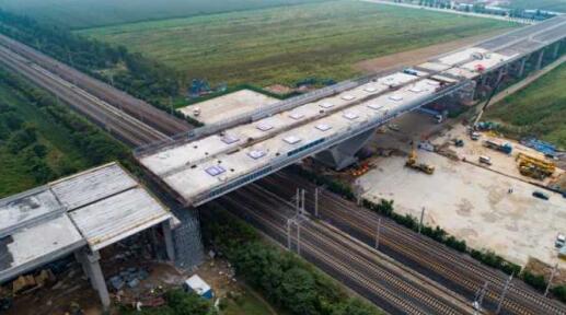 我国最重的高速公路跨高速铁路转体桥成功转体