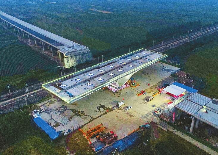 我国最重的高速公路跨高速铁路转体桥在山东潍坊成功转体