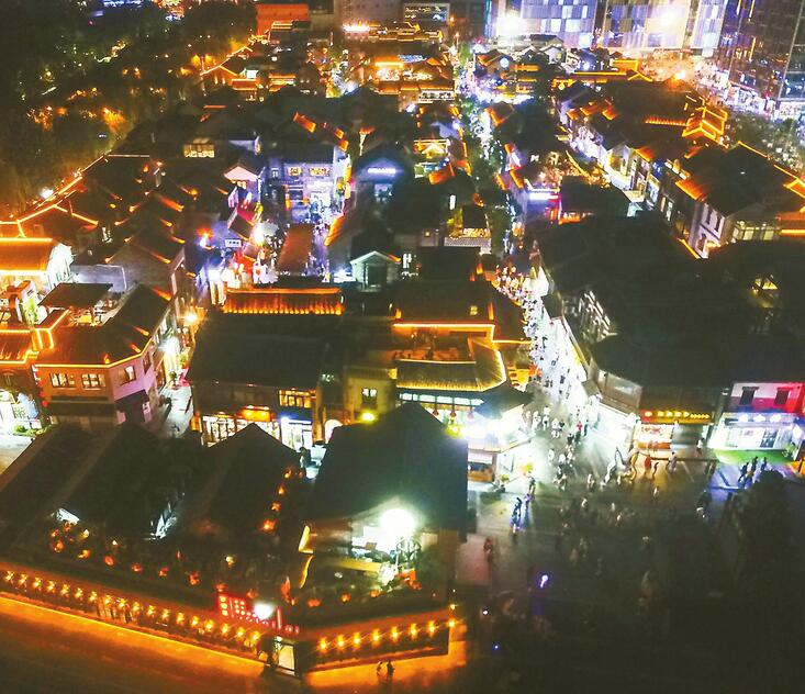 从与芙蓉街“撞脸”的普通小吃街到全国潮人逛吃打卡胜地 宽厚里的网红攻略