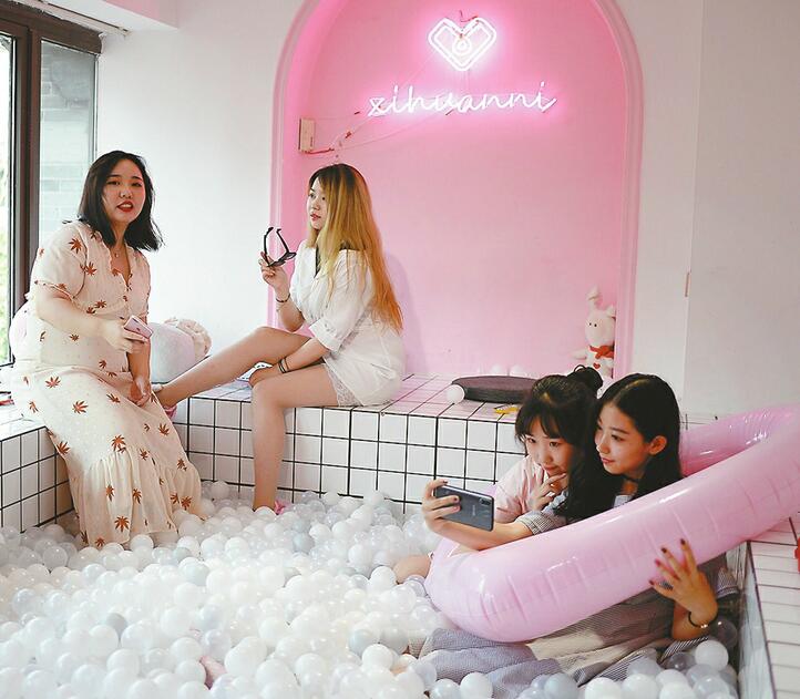 从与芙蓉街“撞脸”的普通小吃街到全国潮人逛吃打卡胜地 宽厚里的网红攻略