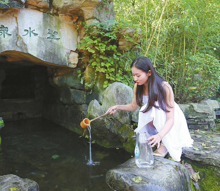 首届敬泉大典十大泉群取水仪式昨启动 五大泉群邂逅“泉水姑娘”