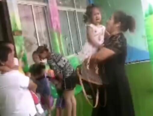 人生第一步!幼儿园开学第一天 嚎哭、狂奔、咬园长上演史诗级灾难片